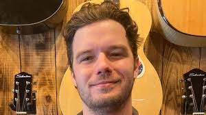 Elliot Bender's Instagram, Twitter & Facebook