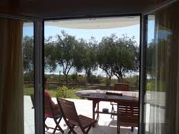 Das wohnzimmer ist als mittelpunkt der eigenen vier wände und der meist besuchte raum im haus. Blick Aus Dem Wohnzimmer Auf Terrasse Und Meer Picture Of Villa Alex Riza Tripadvisor