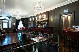The graphic video shows a scuffle at a car, which then speeds away with the driver clinging to open door. The Black Door Piano Bar Bild Von Harcourt Hotel Dublin Tripadvisor