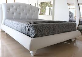 Letto matrimoniale contenitore moderno di design parisina bianco rivestito in ecopelle per materasso da 180x200cm con luci led multicolore. Letto Ecopelle Bianco Con Contenitore