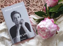„sie war sehr still und zurückgezogen als. One Life Das Leben Der Fussballikone Megan Rapinoe Himmelsblau Org