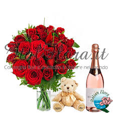 Il mazzo di rose rosse è uno dei bouquet floreali più apprezzati dagli innamorati. Bouquet Di Rose Rosse Con Vino Bianco E Peluche Italflora