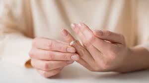 ولكن من المهم أن يعي الرجل أن القليل الدائم خير من الكثير المتقطع، بمعنى قبلة كل يوم أفضل من عناق نصف ساعة كل أسبوع، فالمرأة بحاجة إلى اهتمام وتواصل دائم ويسعدها كثيراً سلوك الزوج الرومانسي والذي يستطيع أن يحتويها. Ø¬Ù…ÙŠØ¹ ØªÙØ³ÙŠØ± Ø­Ù„Ù… Ø§Ù„Ù…Ø·Ù„Ù‚Ø© Ø¨Ø·Ù„ÙŠÙ‚Ù‡Ø§ Ù„Ø§Ø¨Ù† Ø³ÙŠØ±ÙŠÙ† Ø¨Ø£ÙƒØ«Ø± Ù…Ù† 6 Ø­Ø§Ù„Ø§Øª Ù„Ø·Ù„ÙŠÙ‚Ù‡Ø§ Ø¨Ø§Ù„Ø­Ù„Ù… Ø£Ø®Ø¨Ø§Ø± Ø§Ù„Ø³Ø¹ÙˆØ¯ÙŠØ©