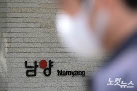 © 경향신문 일본배우 히가시데 마사히로와 와타나베 안. Ktf Ry7t8geqlm