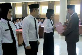Penyerahan sk pengangkatan cpns menjadi pns dilakukan di gor cempakaputih, jakarta pusat, selasa (9/10). Pemkab Serahkan Sk Pengangkatan Cpns Tercepat Kedua Di Jateng
