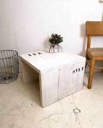 Schlicht Rustikal Ein Couchtisch Aus Bauholz Mit Kreidefarbe Weiss Gestrichen Geschliffen Und Gewachst Shabby V Bauen Mit Holz Couchtisch Kreidefarbe Weiss