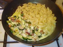 Pirofila da forno lecreuset per questa pasta al forno ho usato solo zucchine e melanzane, ma può essere completata. Pasta Zucchine E Panna Pasta