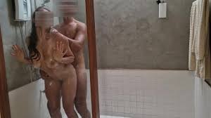 Siendo atrapada espiando a la novia de mi hermano bañandome, me pidió que  la ayudara con el jabón