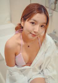 윤블리 leaves nothing to the imagination in these bold poses