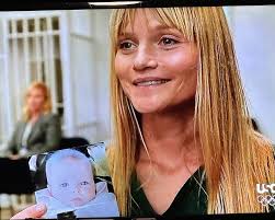 Ik kan Kim Rollins echt niet uitstaan, ze had meteen na haar toevoeging uit  de show moeten worden gegooid. Elke aflevering waarin ze zit is pure  marteling. En de manier waarop Amanda