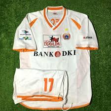 Persija merupakan klub sepakbola paling sukses di sejarah sepakbola indonesia dengan torehan 11 kali juara liga domestik hingga sejauh ini. Persija Jakarta Away Football Shirt 2005 2006 Sponsored By Bank Dki