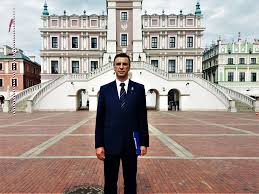 Poseł sachajko jest z wykształcenia doktorem nauk rolniczych, dlatego nie można oczekiwać, że będzie w stanie w rzeczowy sposób wypowiadać się w kwestiach związanych z telekomunikacją. Posel Chce Zostac Prezydentem Zamoscia Polskie Radio Lublin