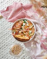 Salade De Pousses Figues Vertes Melon Jambon Cru Copeaux De Parmesan Pignons De Pin En 2020 Jambon Cru Figues Pignon De Pin