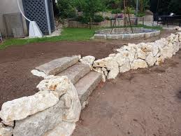 Projekt Toskana Episode 2 Erste Versuche Einer Natursteinmauer Und Das Abfangen Einer Bschung In 2020 Small Garden Design Small Garden Garden Design