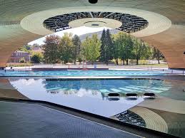 Trois piscines tournesol furent construites au luxembourg, l'une d'elle étant toujours en activité. Piscine Ferrette Visit Alsace
