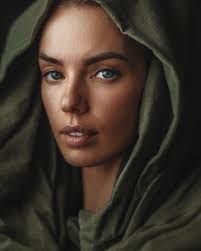 Meet Jason Buff, a master of fine art portraiture living amidst the vibrant  colors and rich history of the Yucatan. Jason's work is a testament to his  deep understanding of light and