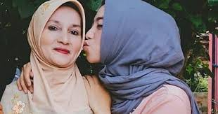 Setiap anak mungkin tidak mampu membalas jasa ibu bapa yang telah membesarkan anda sehingga berjaya. 6 Cara Untuk Membalas Jasa Kedua Ibu Bapa Kita