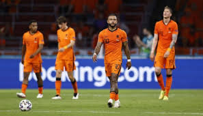 Нідерланди — одна з найбільш густонаселених і рівних країн європи, укріплена дамбами й пронизана мережею каналів. Tcma9feuvuttjm