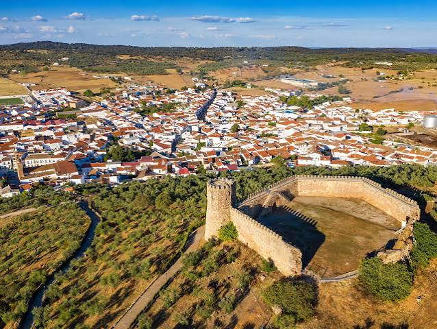 Por la Sierra Norte de Sevilla entre castillos medievales, 10 pueblos con encanto, viejas minas y dehesas | Escapadas por España | El Viajero | EL PAÍS