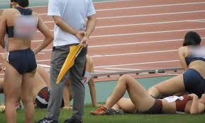 女子陸上リレー競技で倒れこむ選手のブルマ注目動画 femi氏