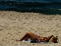 File:Topless woman sunbathing, Aveiro, Portugal.jpg 
