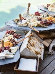 Kaltes Buffet Ideen Tolle Beispiele Und Tipps Wie Sie Einen Anlockenden Grazing Table Anrichten In 2020 Buffet Essen Empfang Essen Hochzeit Essen Stationen