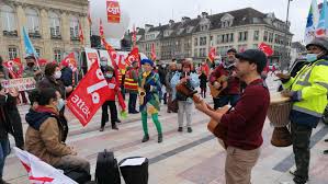 De l'époque soviétique à nos jours, les adultes et les enfants se rassemblent sur les principales places de toutes les villes du pays pour célébrer cette journée dans le cadre de manifestations de masses. Rhdpf7jja8wxlm