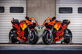 Aged just nine miguel oliveira finished fourth in his domestic minigp championship, receiving an award from the portuguese sporting confederation in recognition of his talent. Ktm Mit Brad Binder Und Miguel Oliveira In Die Motogp 2021