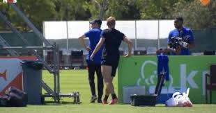 .أحبط منتخب هولندا ريمونتادا ضيفه الأوكراني بالوقت القاتل، ليقتنص فوزا مثيرا بمستهل مباريات المنتخبين بالمجموعة الثالثة بيورو 2020 ليحتل المركز الثاني. Ù‚Ù„Ù‚ ÙÙ‰ Ù…Ø¹Ø³ÙƒØ± Ù…Ù†ØªØ®Ø¨ Ù‡ÙˆÙ„Ù†Ø¯Ø§ Ø¨Ø¹Ø¯ Ø¥ØµØ§Ø¨Ø© Ø¯Ù‰ Ù„ÙŠØ®Øª Ù‚Ø¨Ù„ Ø§Ù†Ø·Ù„Ø§Ù‚ ÙŠÙˆØ±Ùˆ 2020 ØµØ­Ø§ÙØ© Ø§Ù„Ø¬Ø¯ÙŠØ¯ Ø±ÙŠØ§Ø¶Ø©