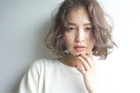 髪の長さは関係なし 短い髪を女性らしく見せるアレンジ術 外国人風ボブ ボブ パーマヘアスタイル