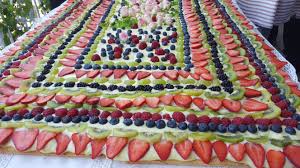 Nel frattempo preparare la crema di ricotta.con le fruste elettriche, in una capace terrina dalle sponde alte, sbattere le uova con lo zucchero, il rhum e la vaniglia, aggiungere a cucchiaiate la ricotta e creare una bella crema densa e senza grumi. Crostata Alla Frutta Per Matrimonio Mangiare Bene