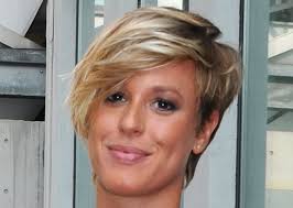 Oltre ai capelli inediti, nell'ultimo scatto pubblicato dalla pellegrini si nota la stessa mentre alza il pugno. Keraeiko Taglio Capelli Federica Pellegrini