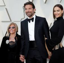 Obwohl von anfang an klar ist, dass die beiden am ende zusammenfinden, ist silver linings dennoch keine typische liebeskomödie. Oscars 2019 Lady Gaga Und Bradley Cooper Sorgen Fur Gansehaut Moment Welt