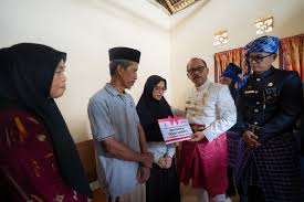 Gubernur Suhardi Duka Serahkan Bantuan Rp1,23 Miliar untuk Jaminan Kesehatan 3.644 Jiwa di Majene