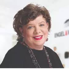 Sarah Sewell's Instagram, Twitter & Facebook