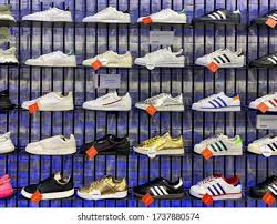 Le tute adidas da uomo donano un comfort che ti accompagna durante ogni fase dell'allenamento e in ogni parte del corpo. Adidas In One Utama Off 56 Www Usushimd Com