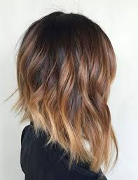 Here we have a great example of a dark brown hair color that is bleached blonde at the bottom for a super striking ombré hairstyle. Sauvegarder Maintenant Style Ces Nouvelles Colorations Qui Vont Booster Votre Coupe Ombre Hair Carre P Coupe De Cheveux Carre Plongeant Carre Plongeant Court
