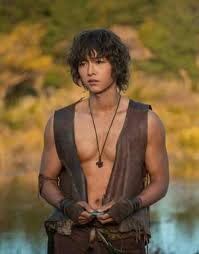 Keluarnya song joong ki dari running man cukup membuat sedih para penggemar karena ketampanan serta kelucuannya tidak bisa lagi dilihat secara rutin sekali dalam seminggu. Daftar Nama Dan Biodata Lengkap Pemain Arthdal Chronicles 2019 Aktor Korea Gambar Teman Aktor
