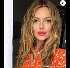 Retour sur le parcours d'une jeune femme pleine de vie et passionnée par ce qu'elle fait. Caroline Receveur Au Naturel La Jeune Maman S Affiche Sans Maquillage Purepeople
