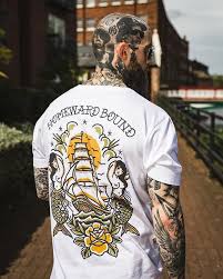 Traditional tattoo inspired clothing & accessories. Checkout Bad Monday For Ink Inspired Clothing Good Quality Tee S For Affordable Prices Worldwide Shippin Ideias De Tatuagens Tatuagens E Piercings Moda Retro