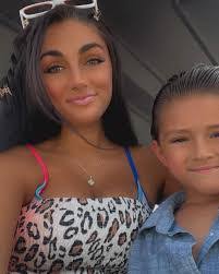 Jackie Dee's Instagram, Twitter & Facebook