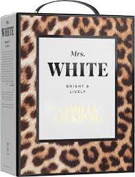 Vi har interviewet den storsælgende krimidronning, der fortæller om sit forhold til sæbeopera og afslører den danske forfatter, hun kalder for storesøster. Mrs White By Camilla Lackberg Systembolaget