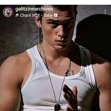 I'm in love with this couple 😍♥️ theideaofyou ✨ @nicholasgalitzine 💕  @annehathaway 📸 @solshayes IG