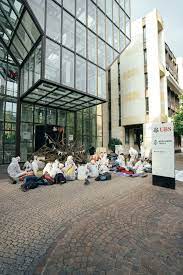 Follow us for news about ubs, our events and opinions from around or does it embed 3rd party products into banking platforms? Umweltaktivistinnen Blockieren Den Sitz Schweizer Banken In Zurich Und Basel Radio Dreyeckland