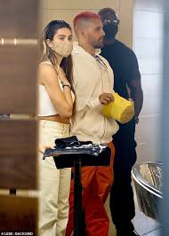 She stands a height of 5 feet 9 inches tall. Scott Disick 37 And Amelia Hamlin 19 Get Handsy Outside A Hair Salon Together In Beverly Hills Aktuelle Boulevard Nachrichten Und Fotogalerien Zu Stars Sternchen