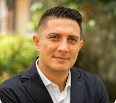 Tres situaciones lo han obligado a empujar su negocio de compresas y en una  casi perdió la vida