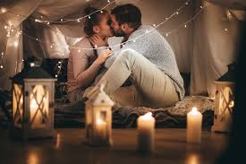 Eine festlich gedeckte tafel ist auch eine romantische idee für zuhause, wenn sie den partner dann noch mit seinem lieblingsessen und seiner lieblingsmusik überraschen. Heiratsantrag Zuhause Verloben In Den Eigenen 4 Wanden