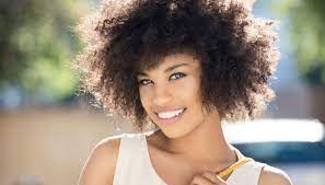 Dietro al capello riccio si nascondono anni di discriminazione che ci hanno portato a cambiare la loro forma, abbiamo dovuto fare una lunga strada verso l'accettazione che ora ci regala la libertà di scegliere come portare i nostri capelli senza più paura del giudizio. Capelli Ricci Prodotti Cura Tagli Errori Da Non Fare