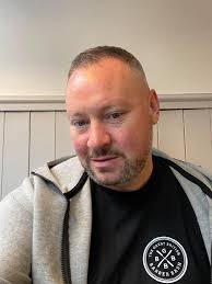 COP26: Scots barber invites world leaders in for 'naughty wee buzz cut' as  shop window sign has Glasgow in stitches