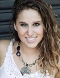 Celebrities with middle name: Leah